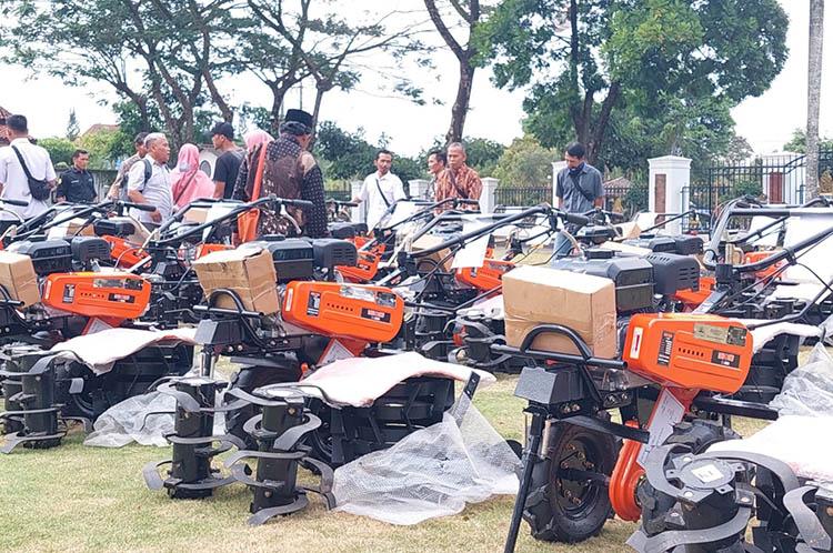 Pemkab Kebumen Bagikan 65 Alsintan dari Dana Bagi Hasil Cukai Tembakau