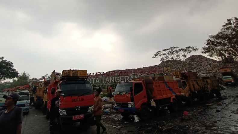 Truk Sampah di Tangerang Antre Buang Muatan gegara TPA Rawa Kucing Hampir Penuh