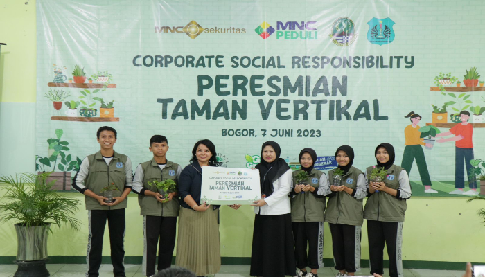 Komitmen Cinta Lingkungan, MNC Sekuritas & MNC Peduli Inisiasi Pembuatan Taman Vertikal di SMAN 1 Babakan Madang