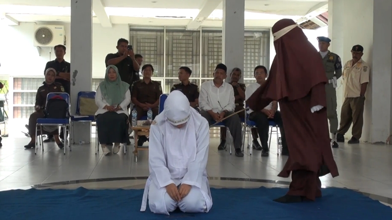 Ketahuan Mesum di Mobil, Pasangan Kekasih di Aceh Dieksekusi Cambuk