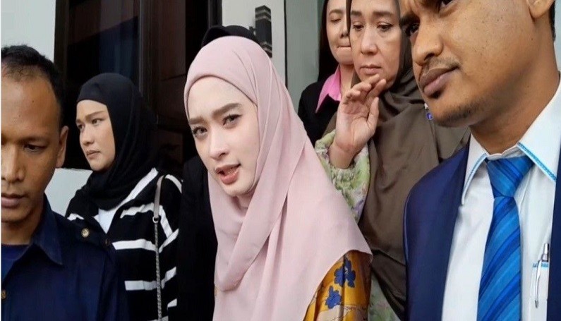 Mata Inara Rusli Sembab Usai Keluar dari Ruang Sidang dengan Virgoun, Ada Apa?