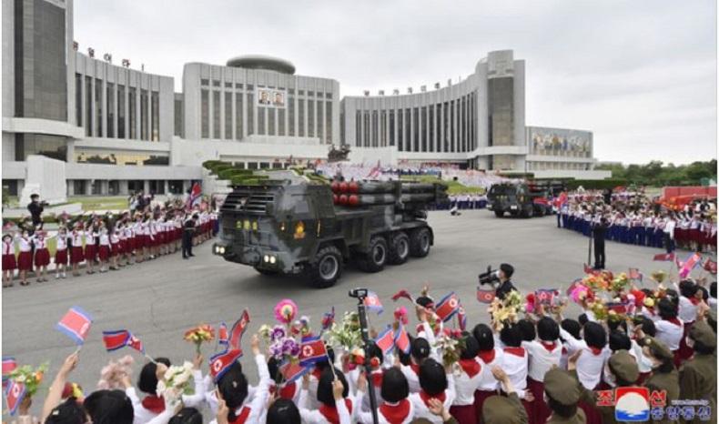 Kelompok Pemuda Korut Sumbangkan Peluncur Roket ke Militer sebagai Bentuk Patriotisme