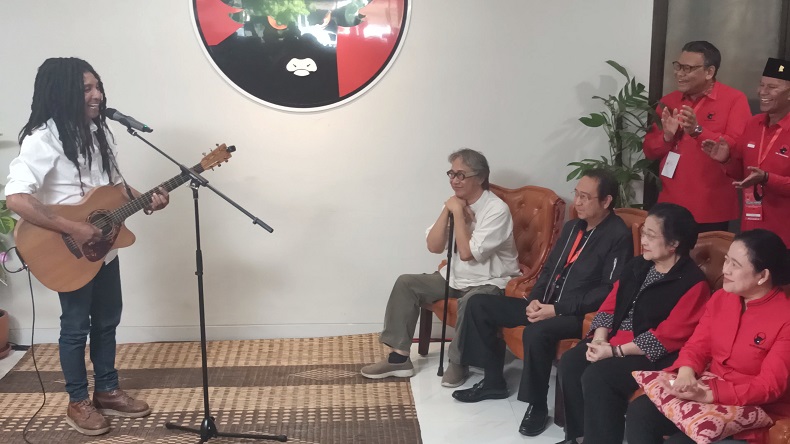 Ciptakan Lagu untuk Menangkan Ganjar, Musisi Berambut Gimbal Ini Nyanyikan Langsung di Depan Megawati