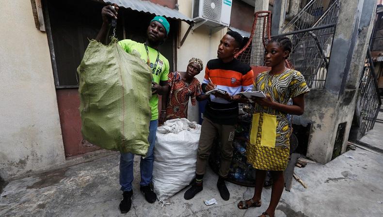 Keren, Orang Tua di Nigeria Bayar Sekolah Pakai Sampah yang Bisa Didaur Ulang