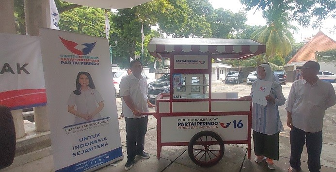 Pedagang Sate Terbantu Dapat Gerobak Partai Perindo, Dulu Jualan Pakai Nampan