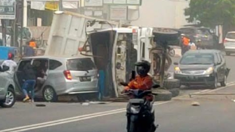 Kecelakaan di Semarang, Toyota Agya Ringsek Tertimpa Truk Penuh Muatan Pasir