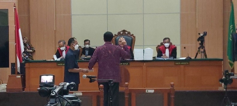 Momen Luhut Disumpah sebagai Saksi dalam Sidang Haris Azhar-Fatia di PN Jaktim