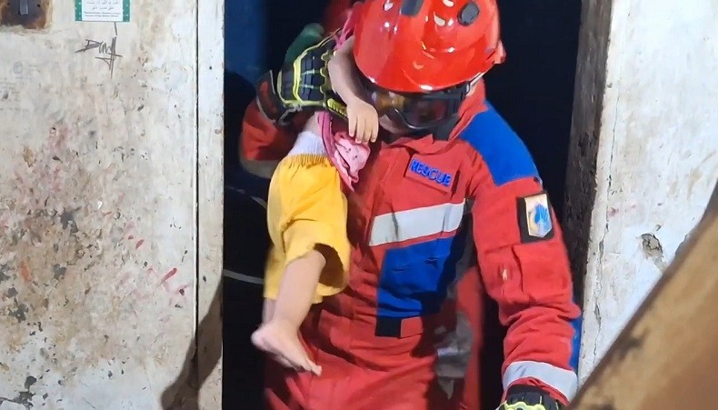 Ibu Gangguan Jiwa Ngamuk di Kemayoran, Damkar Turun Tangan Evakuasi Balita