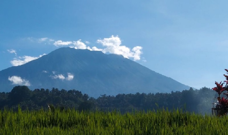 Takut Dikutuk Jadi Alasan Koster Larang Wisatawan Asing Daki Gunung di Bali