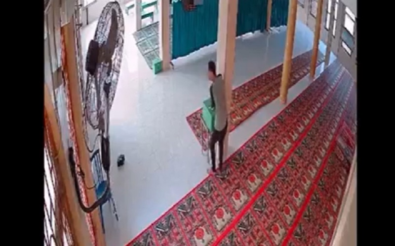 Palembang Heboh, Aksi Bobol 4 Kotak Amal Masjid Terekam CCTV