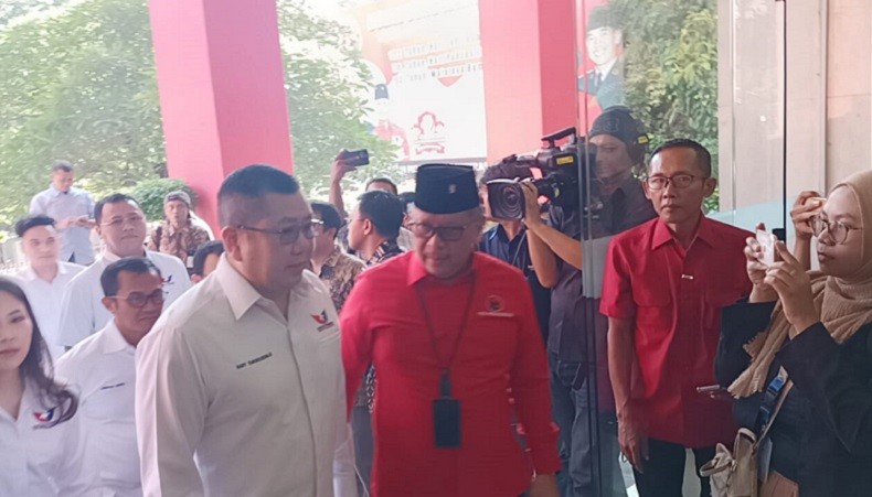 Hary Tanoesoedibjo Tiba di Kantor PDIP, Disambut Hasto Kristiyanto