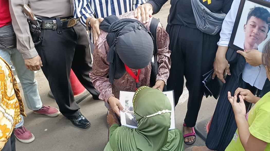 Momen Haru, Ibu Pelaku Pembacokan Siswa SMK di Bogor Berlutut ke Keluarga Korban