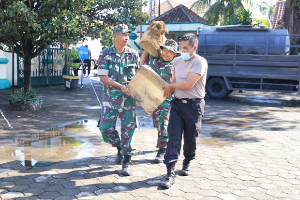  Pasca-kerusuhan di Jogja, Anggota TNI Polri Bersih-Bersih di Pendopo Tamansiswa
