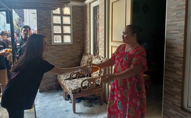 Dapat Minyak Goreng dari Baja Partai Perindo dan Bacaleg DPRD Dapil I, Warga: Lakukan yang Terbaik untuk Depok