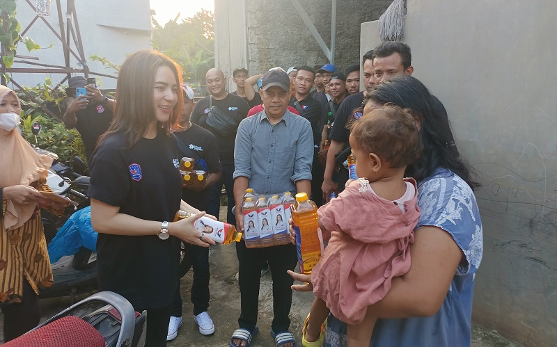 Bagikan Minyak Goreng ke Warga di Depok, Bacaleg Partai Perindo: Lebih Dekat dengan Ibu-ibu