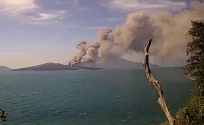 Gunung Anak Krakatau kembali Erupsi, Tinggi Kolom Letusan Capai 2 KM