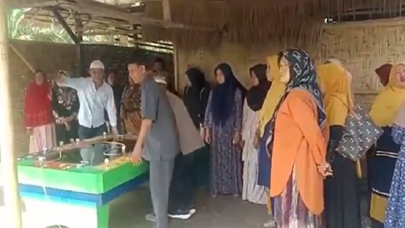 Heboh Aksi Emak-Emak Jemaah Pengajian di Deliserdang Gerebek Diduga Lokasi Judi 