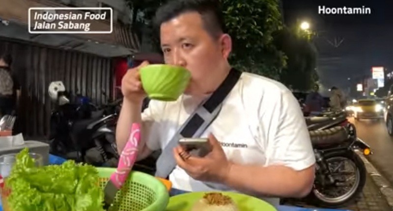 Momen Lucu YouTuber Korea Kulineran di Sabang Jakarta Pusat, Minum Air Kobokan yang Dikira Sup