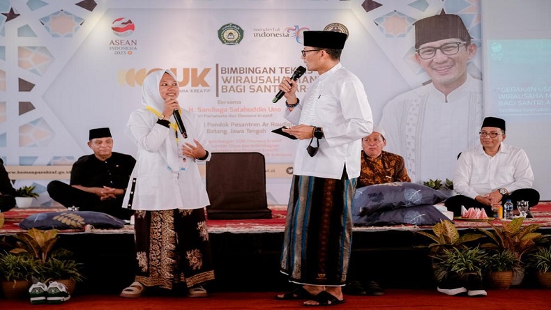 Menparekraf Sandiaga Uno Berikan Bimbingan Teknis Santri Go Digital di Batang