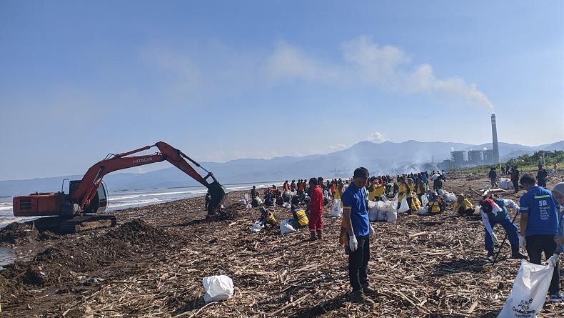 Ribuan Orang Bersihkan Sampah di Pantai Talanca Sukabumi