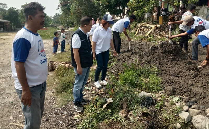 Gerkindo Partai Perindo Perbaiki Jalan Rusak di Cikarang Pusat Bekasi