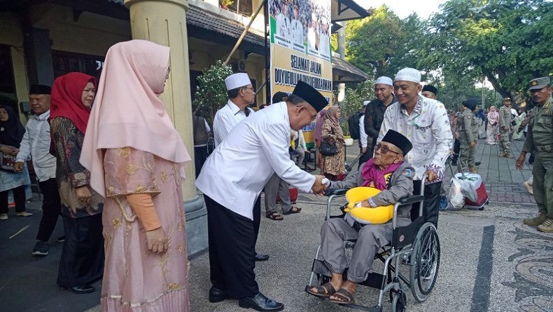 15 Calon Haji Lansia Kategori Risiko Tinggi asal Mataram Gunakan Fasilitas Kursi Roda