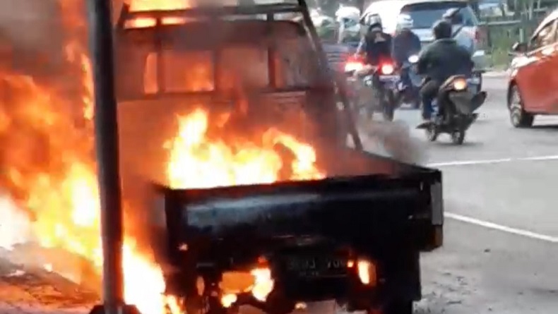 Mobil Pikap Hangus Terbakar di Daan Mogot Jakbar, Diduga karena Korsleting