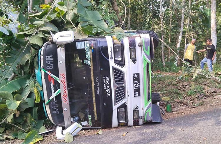 Tak Kuat Menanjak, Minibus Angkut 11 Penumpang Terguling di Samigaluh Kulonprogo