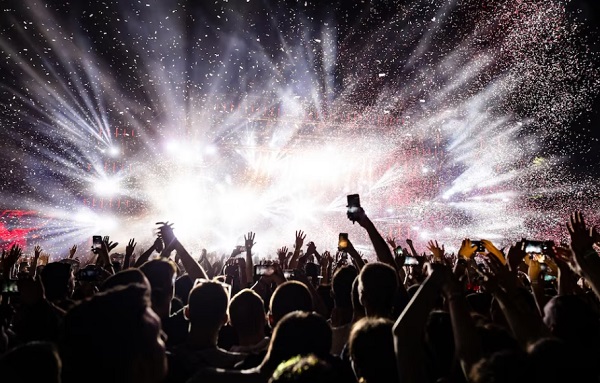 Pakar Ekonomi Soroti Fenomena War Tiket Konser, Ingatkan Hal Ini