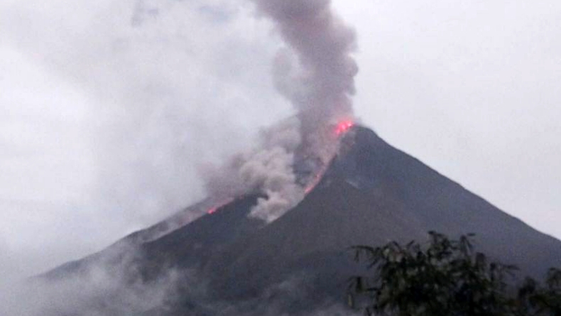 Guguran Lava Masih Terjadi di Puncak Kawah Gunung Karangetang Sulut