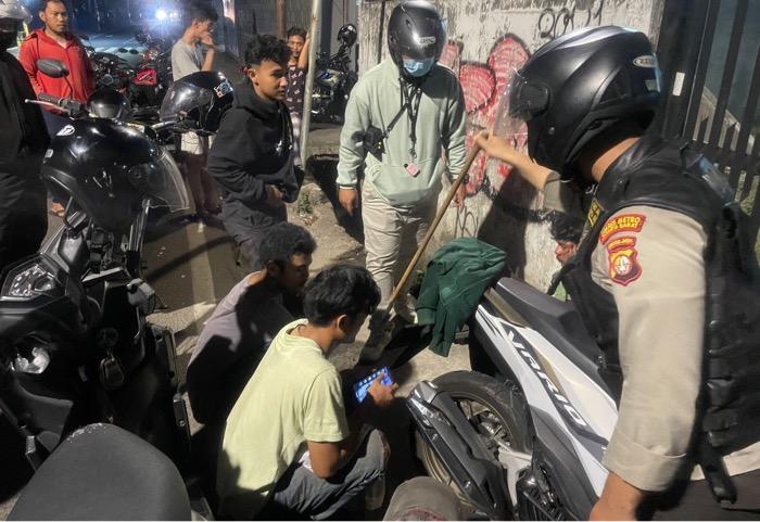 Polres Jakbar Tangkap 7 Pelajar yang Hendak Tawuran, Ada Celurit dan Pedang