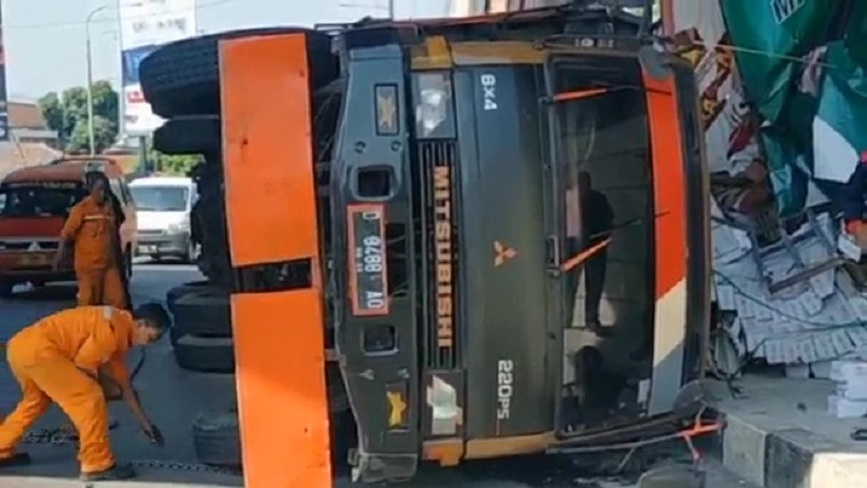 Kecelakaan di KBB Hari Ini, Truk Bermuatan Keramik Terguling Sopir Luka-luka