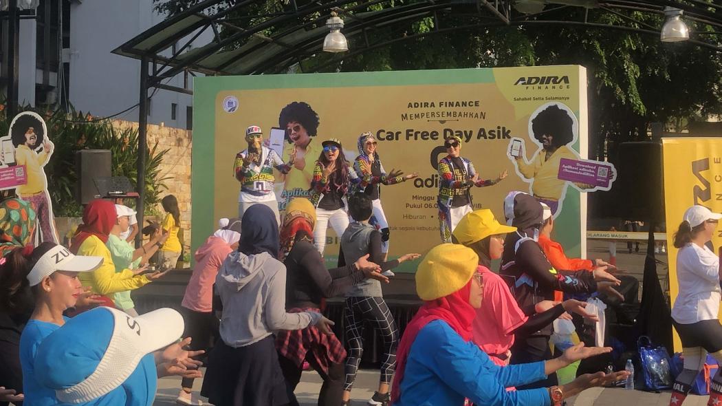 Car Free Day Asik Radio RDI Bareng Adira Finance Ajak Ibu-Ibu Senam Zumba Bahagia