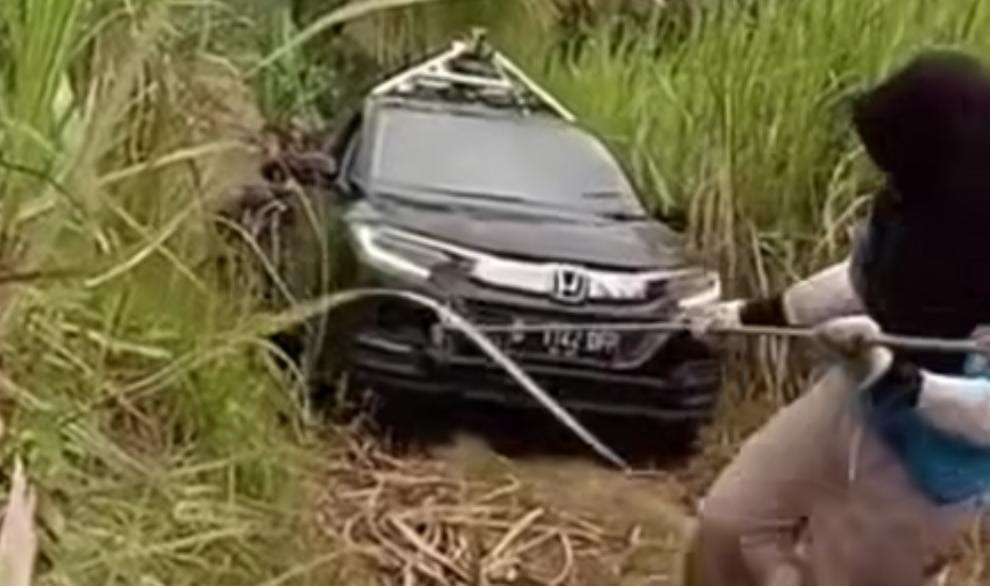 Mobil Google Maps Nyasar Masuk ke Kebun Tebu Dievakuasi Warga Ramai-ramai, Netizen: Kena Karma!