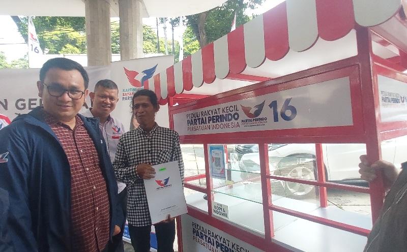 Pedagang di Penjaringan dan Tanjung Priok Terima Bantuan Gerobak Gratis dari Partai Perindo