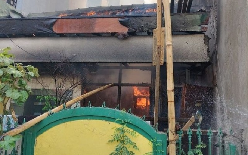 Kebakaran Hanguskan Rumah di Tebet, 60 Personel Damkar Diterjunkan