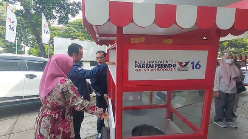 Pedagang Kopi dan Mi Instan Bahagia Terima Gerobak Gratis dari Partai Perindo