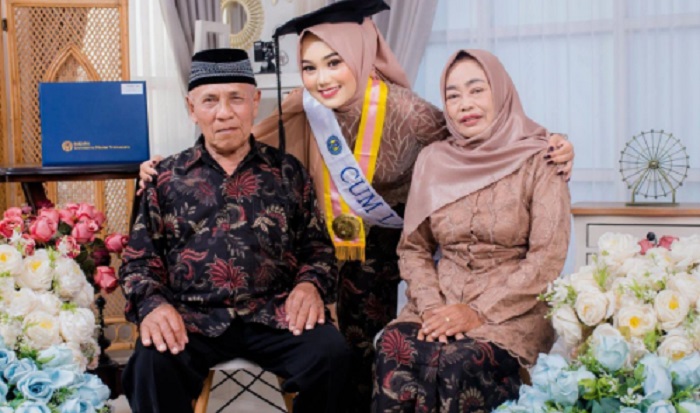 Anak Buruh Tani Ini Buktikan Cibiran Tetangga hingga Jadi Wisudawan Terbaik