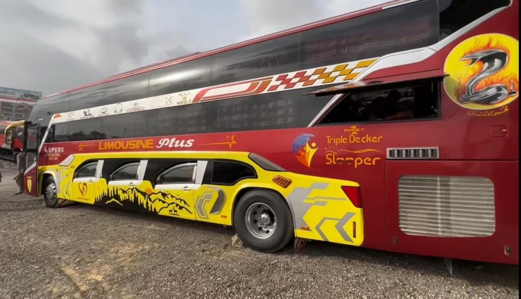 Bukan Double Decker, Negara Ini Juga Punya Bus Tiga Tingkat dengan Layanan Mewah