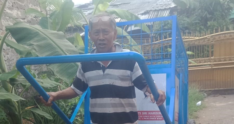 Bacaleg Partai Perindo Tati Sri Hardina Beri Bantuan Gerobak Sampah ke Warga Kampung Sengon Depok