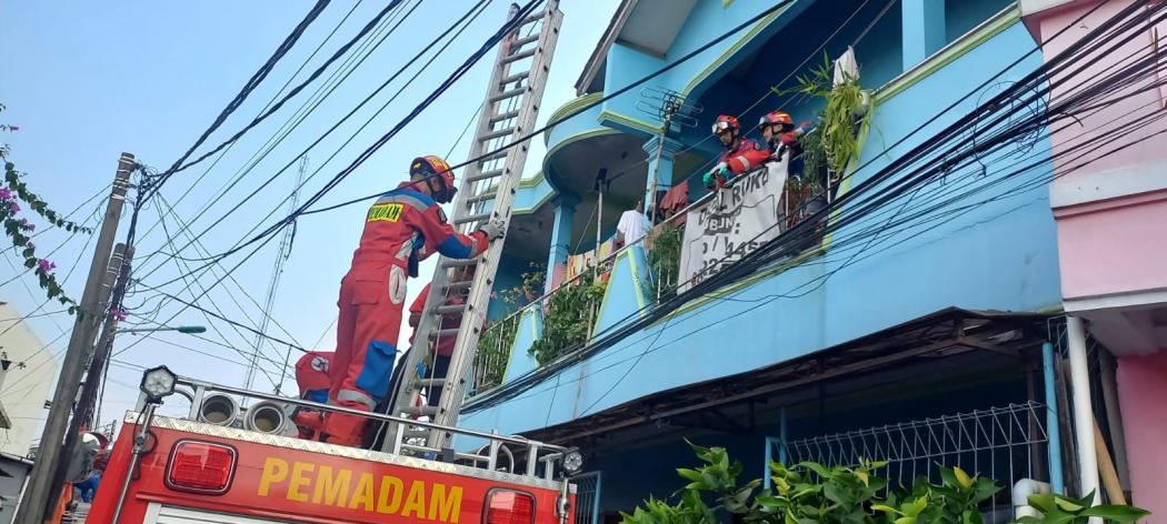 Jenazah Lansia Sulit Dievakuasi di Permukiman Padat, Damkar Jaktim Turun Tangan