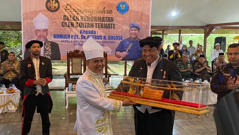 Komjen Petrus Golose, Kepala BNN Dapat Gelar Kehormatan dari Sultan Ternate