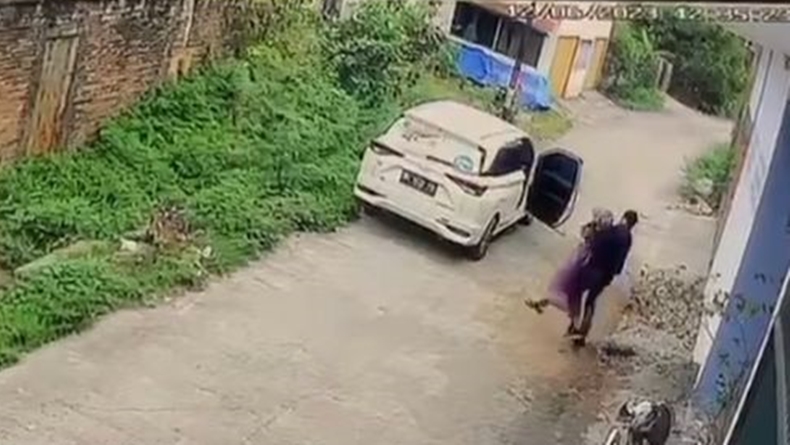 Aksi Penculikan di Padang Terekam CCTV, Pelaku Gendong Korban ke Mobil
