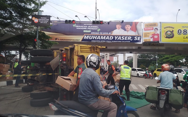 Kecelakaan di Palembang Hari Ini, Truk Buku Tabrak 2 Mobil di Simpang Polda