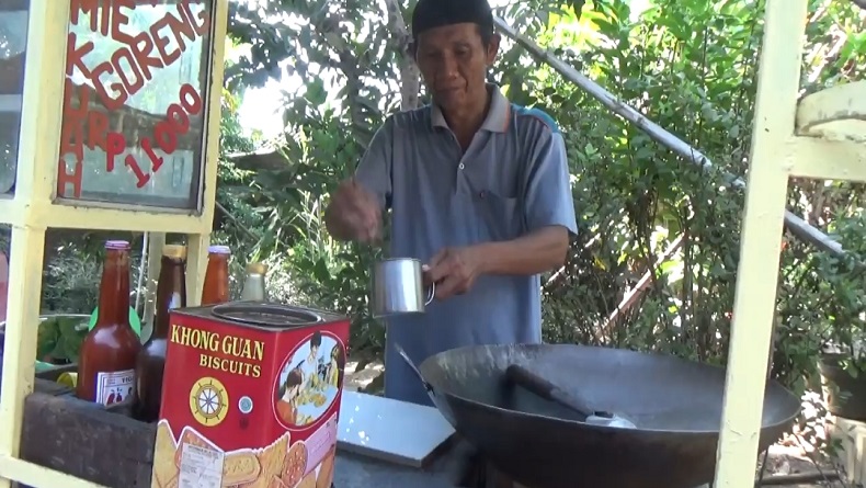 Lebih dari 20 Tahun Nabung usai Berhenti Merokok, Penjual Nasi Goreng di Jombang Naik Haji