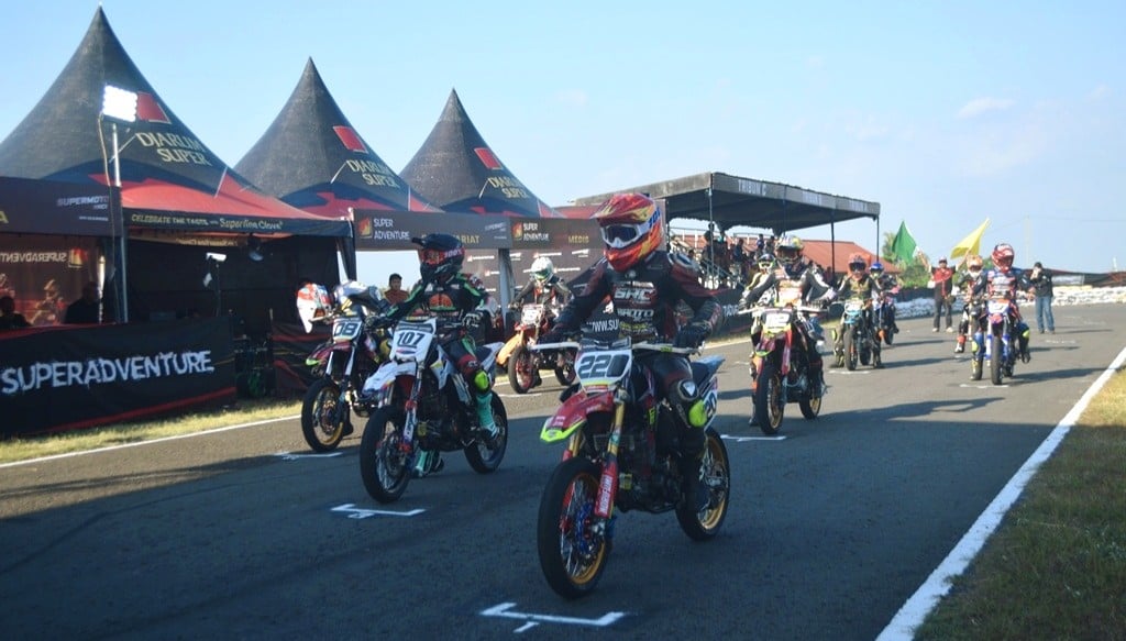 Begini bila Penggila Motor Supermoto Berkumpul, Mulai dari Aksi Freestyle hingga Adu Kencang