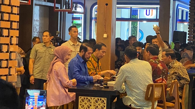 Momen Presiden Jokowi Ngopi Bareng Sandiaga hingga Anwar Usman di Jakarta Fair