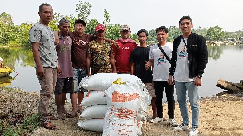 Relawan Bantu Pakan Ikan dan Sosialisasikan Sosok Ganjar ke Nelayan Tambak di Karawang