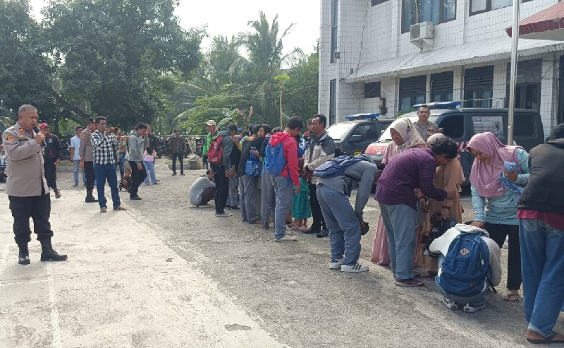 Ditangkap Polisi karena Tawuran di Tangerang, Belasan Pelajar Berlutut di Depan Orang Tua