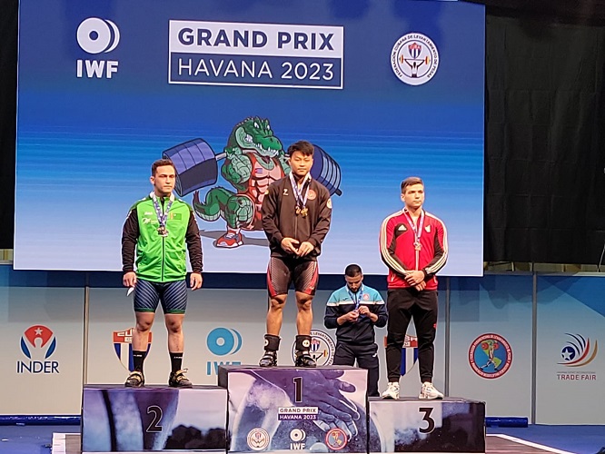 Bikin Bangga Indonesia, Lifter Rahmat Erwin Abdullah Borong 3 Emas di Grand Prix IWF Kuba 2023